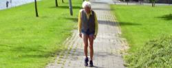 Een oude man in korte broek